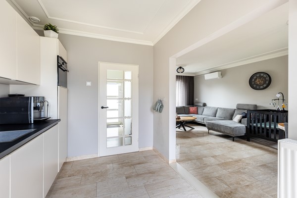 Foto - Te koop: Ruime 2-onder-1-kapwoning met dubbele garage, eigen oprit en fijne tuin